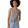 Damen Vero Moda Shirts | Vero Moda Top Bumby Mit Knopf Details In Streifenoptik